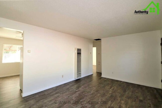 Foto del edificio - 5375 Rosswood St