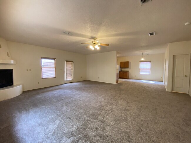 Foto del edificio - 4BR - PLUS LOFT and 3 CAR GARAGE