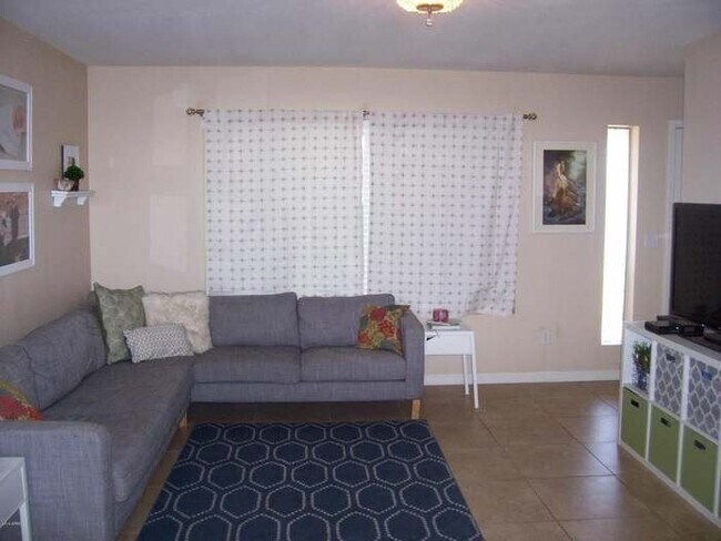 Foto del edificio - 2563 E Glade Ave