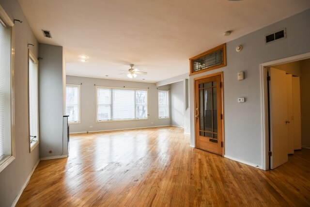 Primary Photo - 3301 N Southport Ave