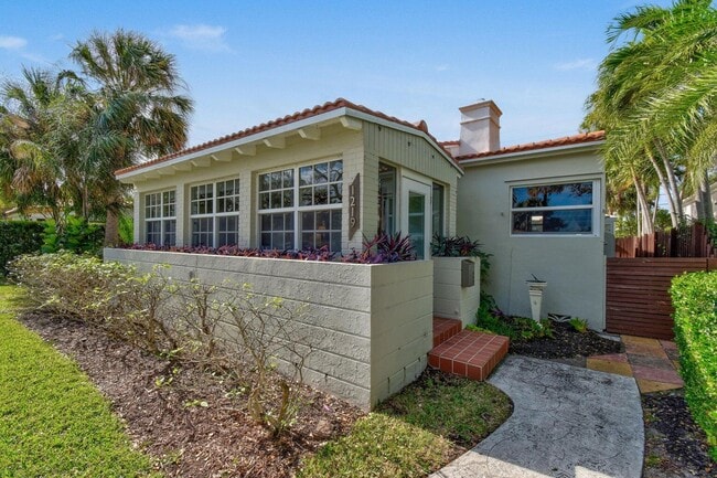 Foto del edificio - 1219 N Lakeside Dr