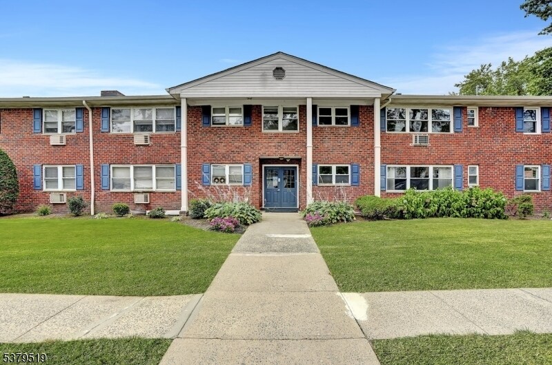 Foto principal - 32 Woodedge Ave