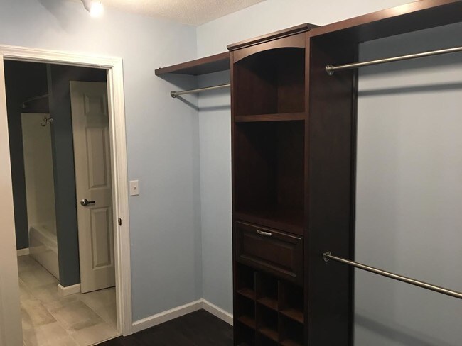 vestidor - 104 Christy Ln