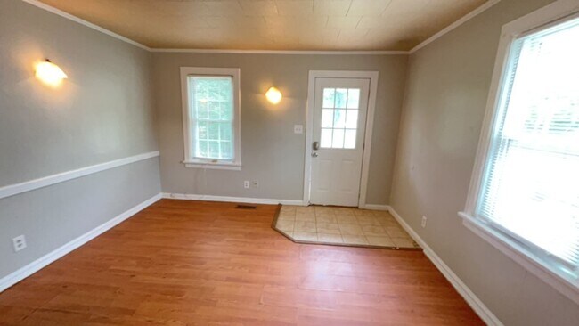 Building Photo - Home in Muncie!