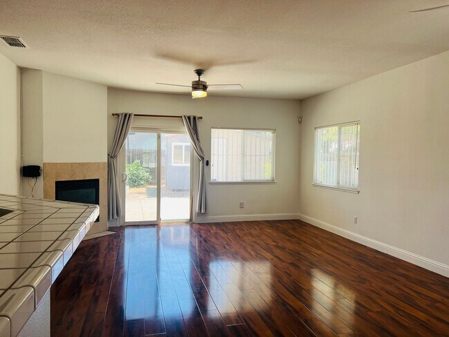 Foto del edificio - Spacious and Sparkling with New Paint 3 be...