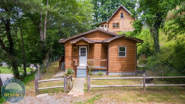 Building Photo - Chic 2 Bedroom Cabin in Vilas