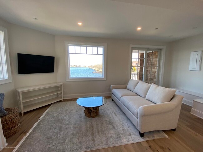 Building Photo - 412 Lake Ave