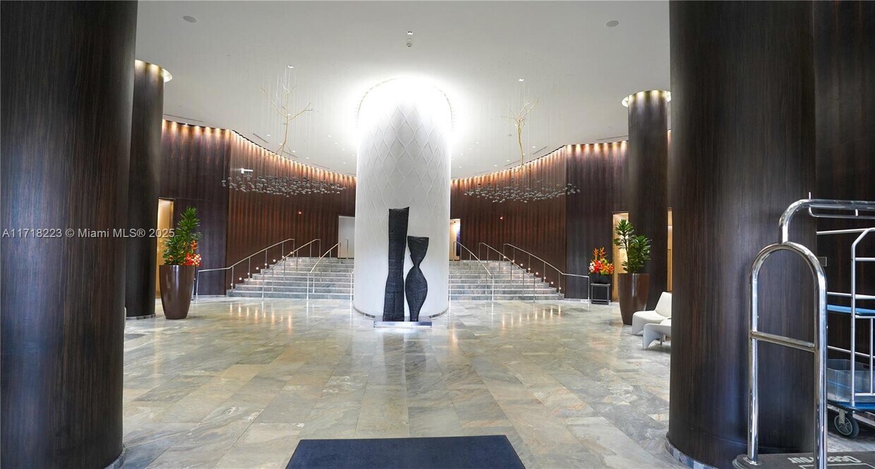 Foto principal - 17201 Collins Ave