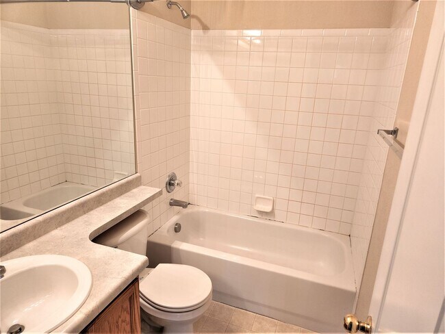 Foto del edificio - 796 Ridgebury Pl