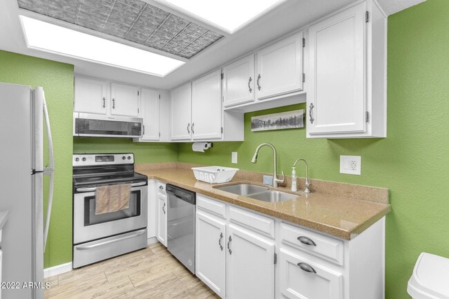 Building Photo - 2146 W Isabella Ave