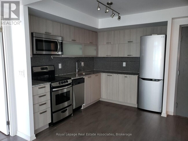 Building Photo - 36-17036 Lisgar St