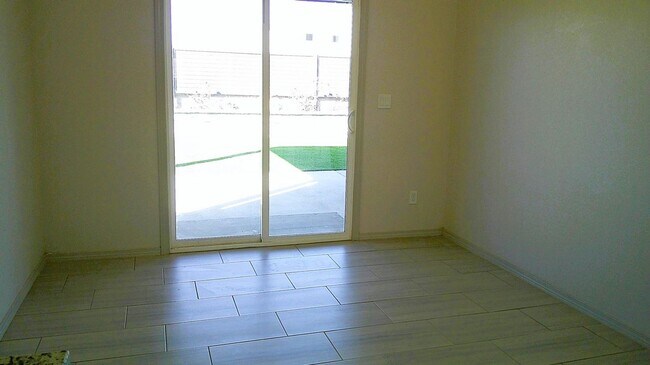 Foto del edificio - Immaculate Single Level Northeast Home With Refrigerated Air Located In Quiet Neighborhood