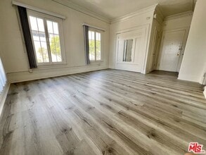 Building Photo - 946 S Burlington Ave