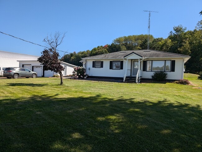 House on the farm, picture of front lawn - E9461 945th Ave