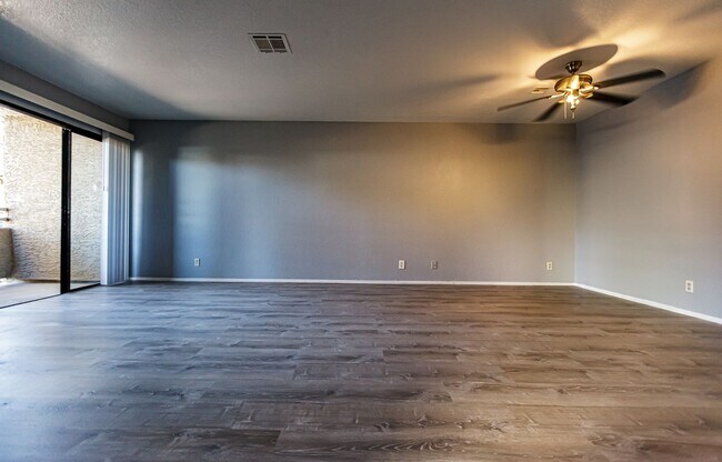 Foto del edificio - Downstairs Condo with Lots of Upgrades