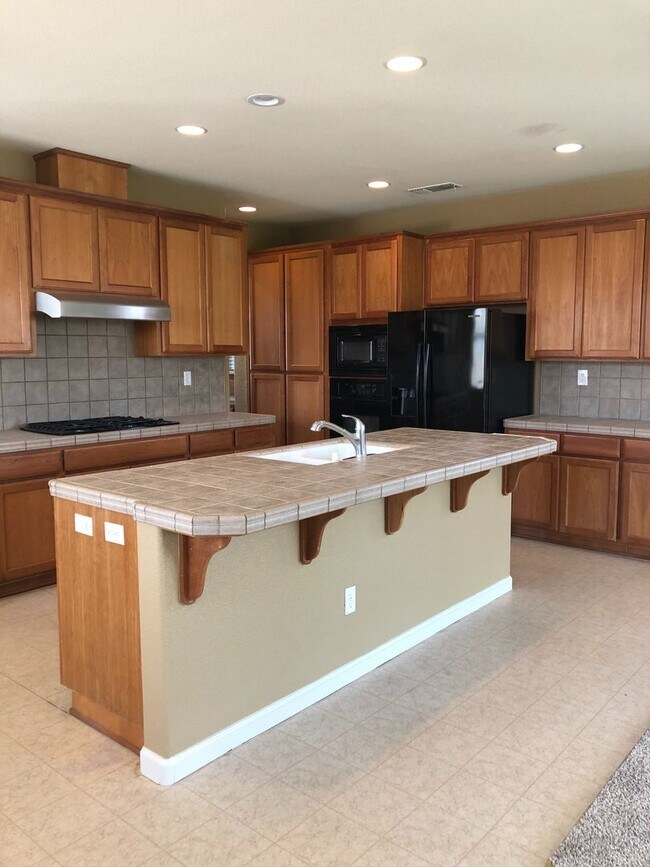 Foto del edificio - Huge 4 Bedroom + Loft 3 Bath Home for Rent!