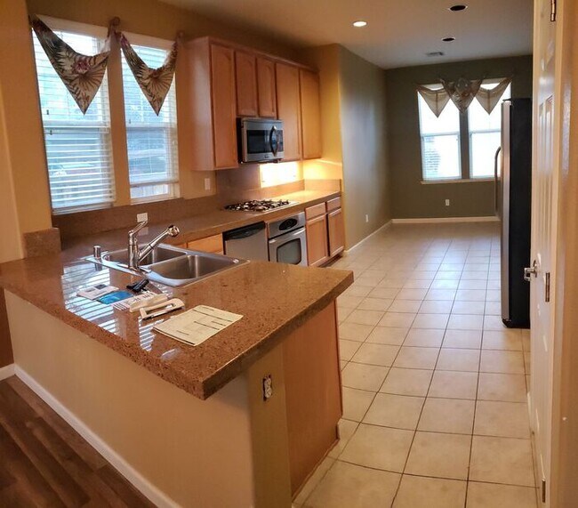 Building Photo - 4 bed 3 bath home in Copper Ridge area of ...