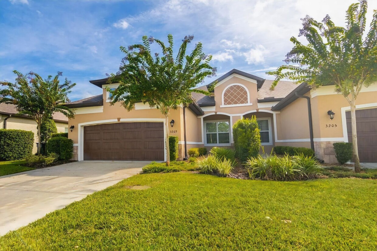 Primary Photo - Beautiful golf course view home