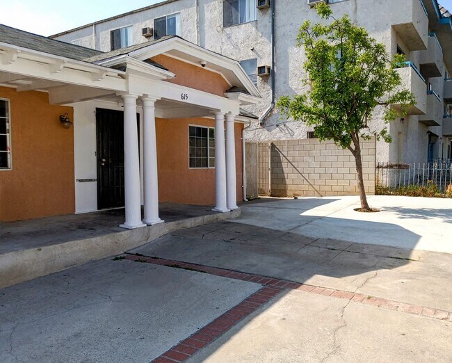 Building Photo - 615 N Oxford Ave