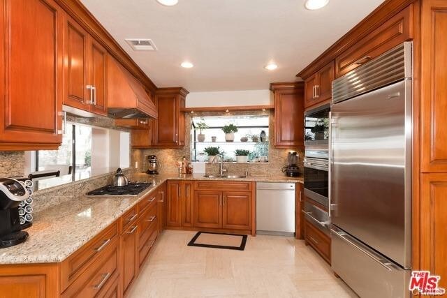 Foto del edificio - 15671 Royal Ridge Rd