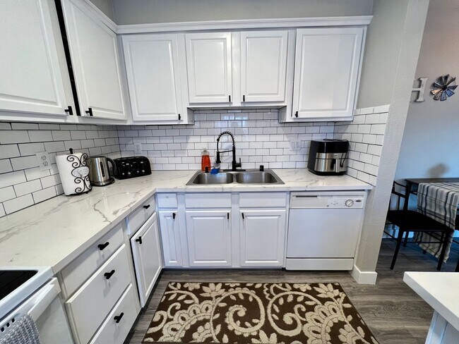 Foto del edificio - MOVE-IN SPECIAL! RENOVATED AND FURNISHED 2...