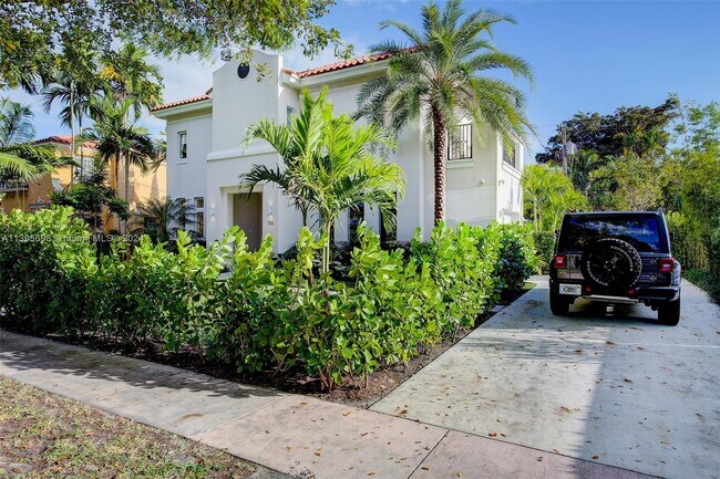 Building Photo - 722 Navarre Ave
