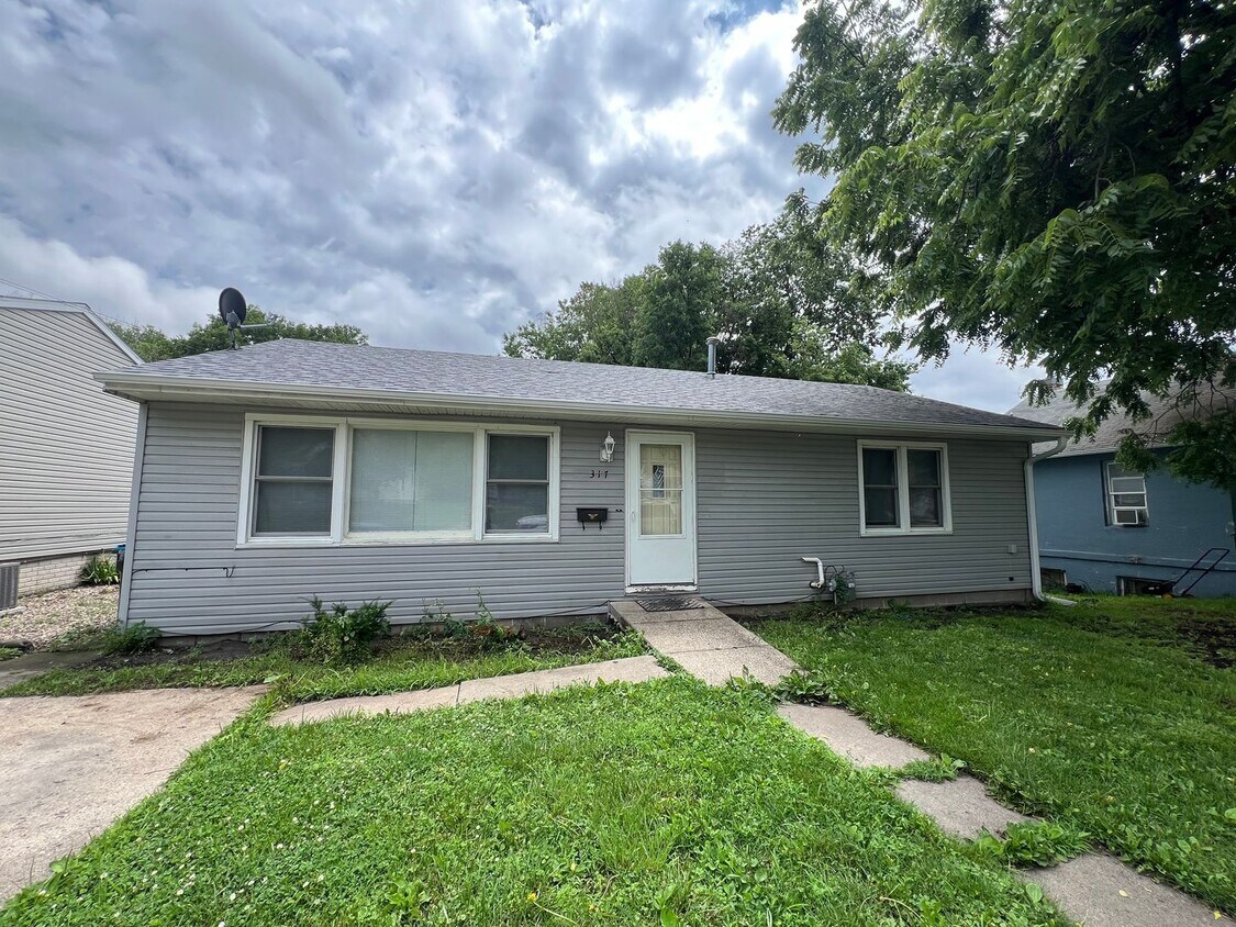 Foto principal - 3 bedroom house $995 per month