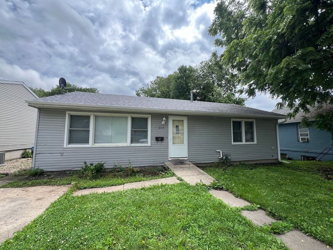 Primary Photo - 3 bedroom house $995 per month