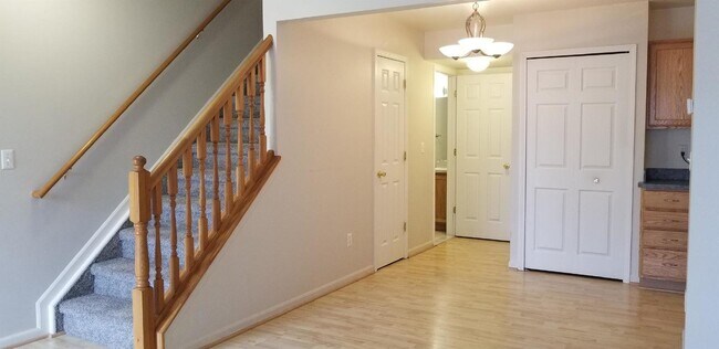 Foto del edificio - 2 Bedroom, 1.5 Bath Townhouse w/ Garage & Huge Master Bedroom. Full Sized Washer & Dryer In Unit.