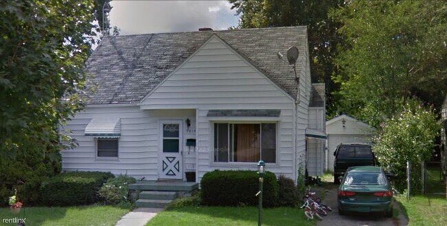 Building Photo - 3 br, 1.5 bath House - 3014 Comanche Ave
