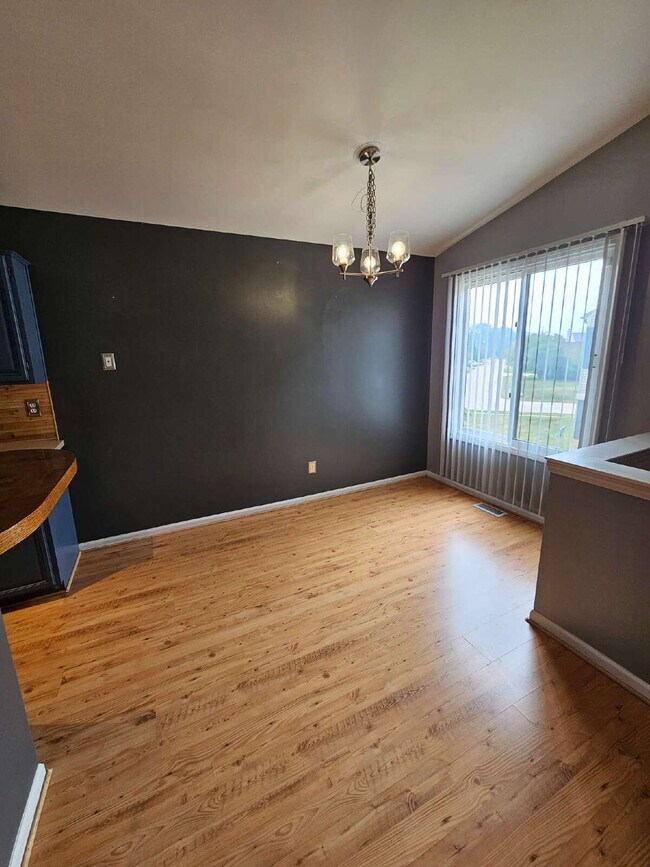 Foto del edificio - 2 Bedroom Condo with Vaulted Ceiling, Open Kitchen, Attached Garage in Desirable Clinton Township...