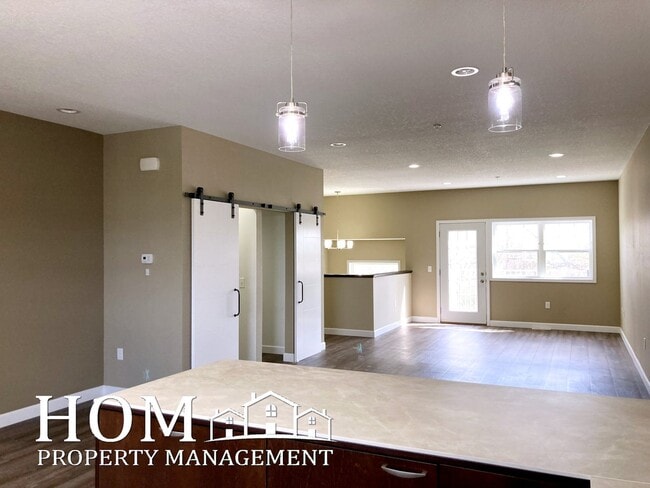 Building Photo - Modern 4BR/2.5BA Townhome Available 8/1