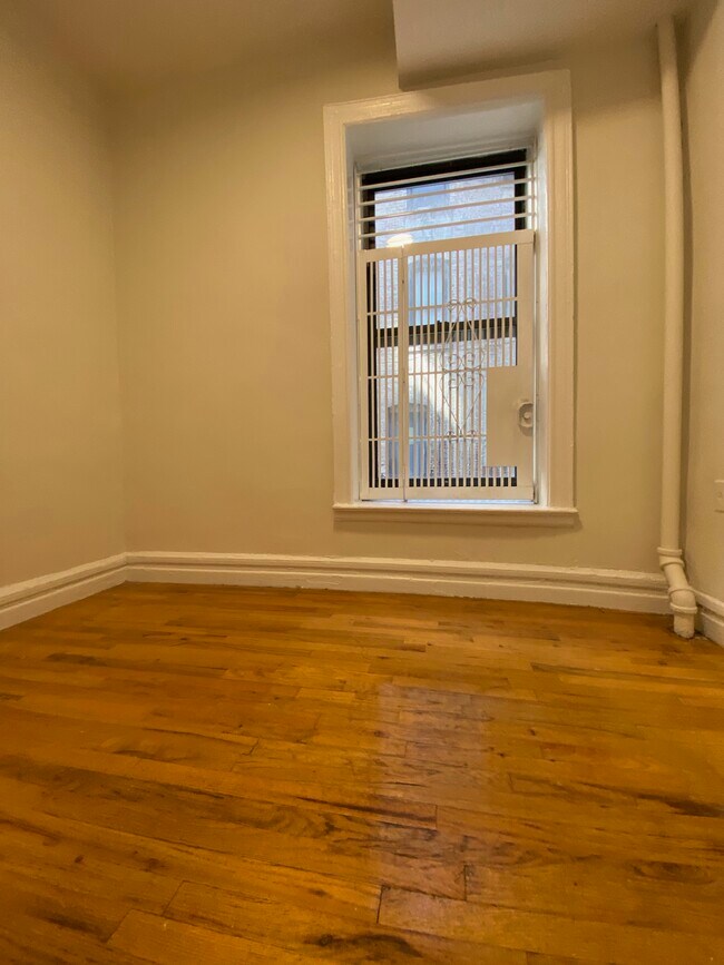 BEDROOM - 981 Amsterdam Ave