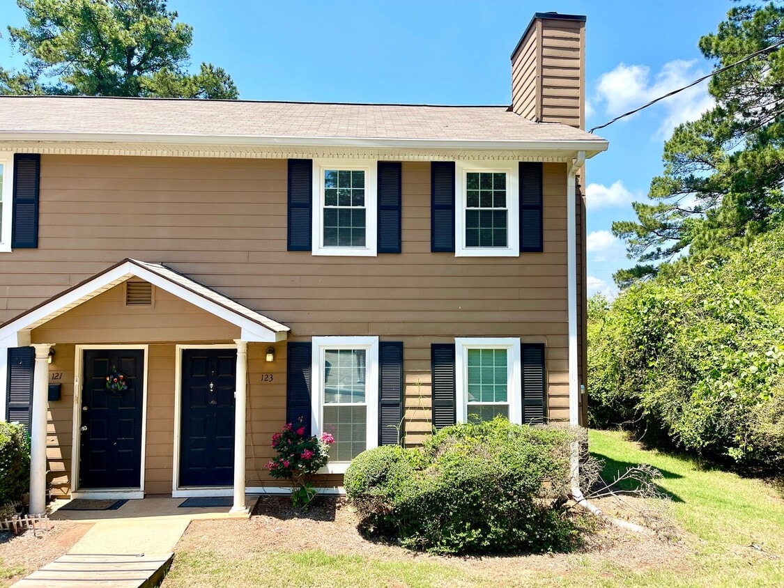 Foto principal - Welcome to this charming 2-bedroom, 1.5-ba...