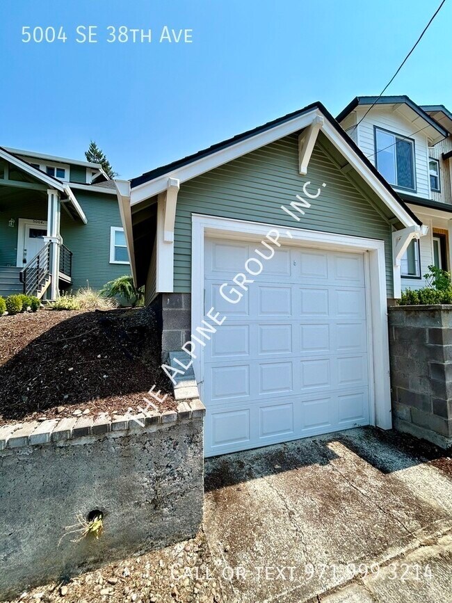 Building Photo - Spacious Home Close to Reed College!