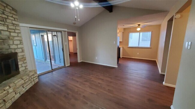 Foto del edificio - 6209 Emerald Forest Dr