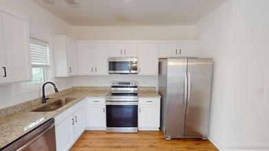 Building Photo - 872 Levitan Dr