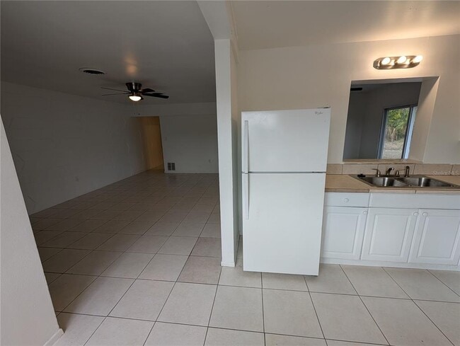 Building Photo - 27284 Sunnybrook Rd