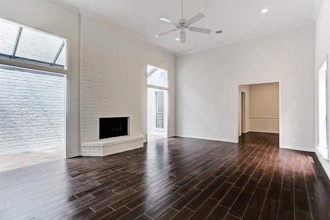 Building Photo - 2711 Essex Terrace