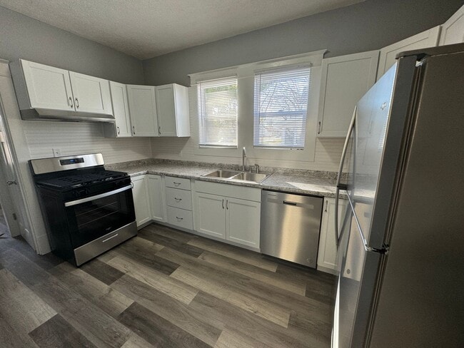 Building Photo - New Moline Rental Ready Now