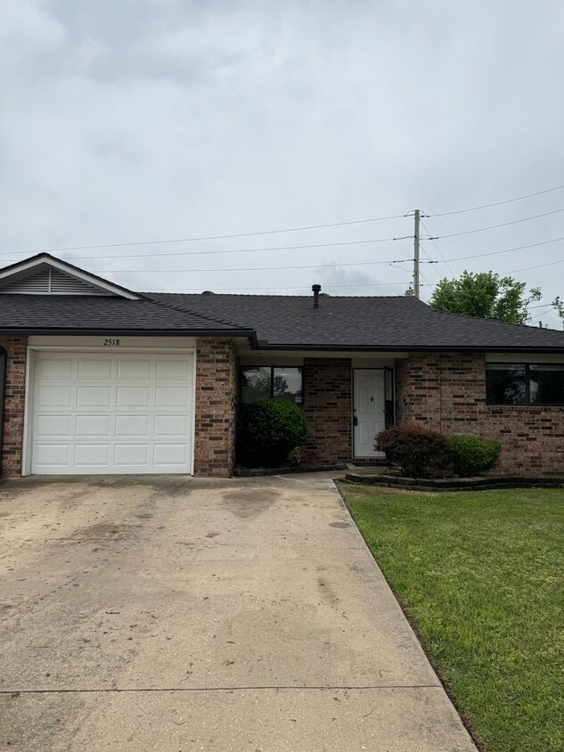 Primary Photo - Charming 2-Bedroom Duplex with Fireplace &...