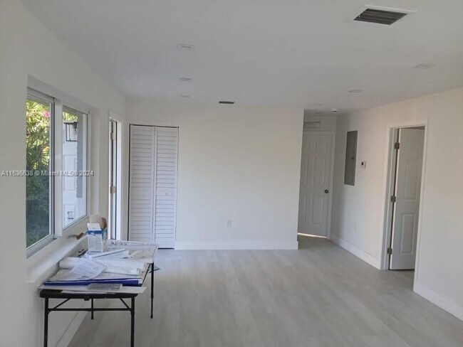 Building Photo - 657 NW 5th Ct