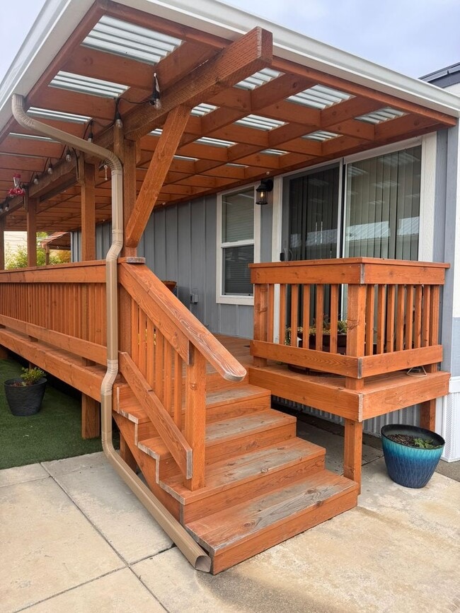 Building Photo - BRING YOUR ATV - JUST MINUTES FROM THE DUNES!