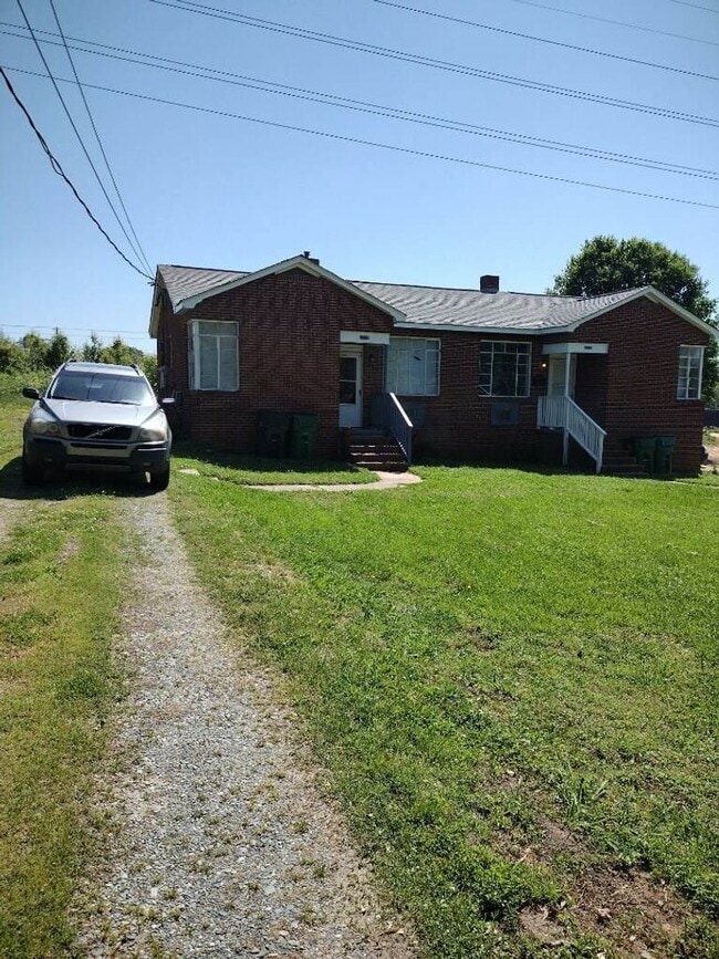Foto del edificio - This 2 bed 1 bath duplex home is all brick...