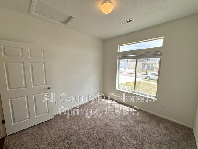 Foto del edificio - 6052 Torrisdale Vw