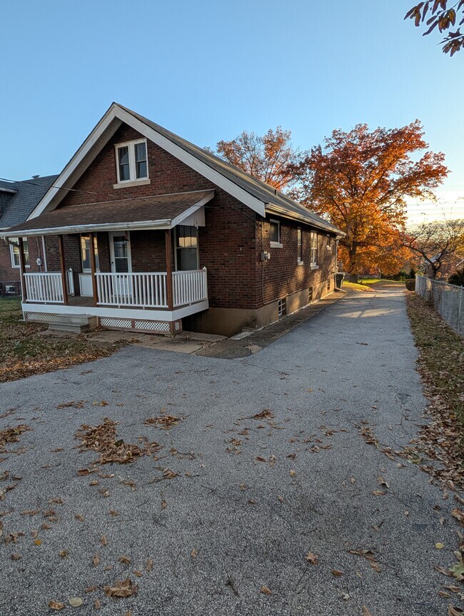 Parte trasera/lateral y entrada para vehículos - 6311 Garesche Ave