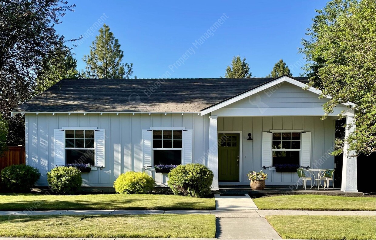 Foto principal - Charming 3 BR home in SE Bend with large f...