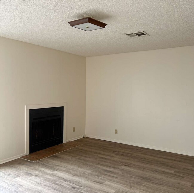 Building Photo - 57 W Elmwood Dr