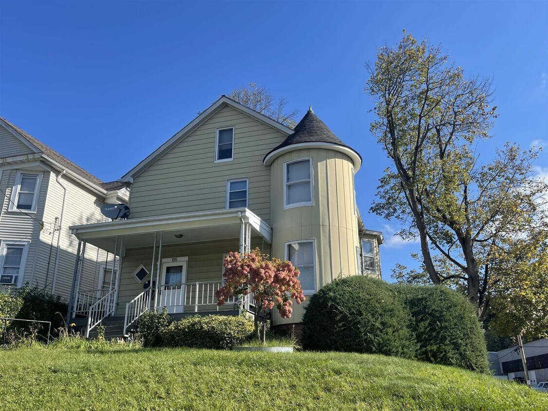 135 Washington St, Poughkeepsie, NY 12601 Room for Rent in