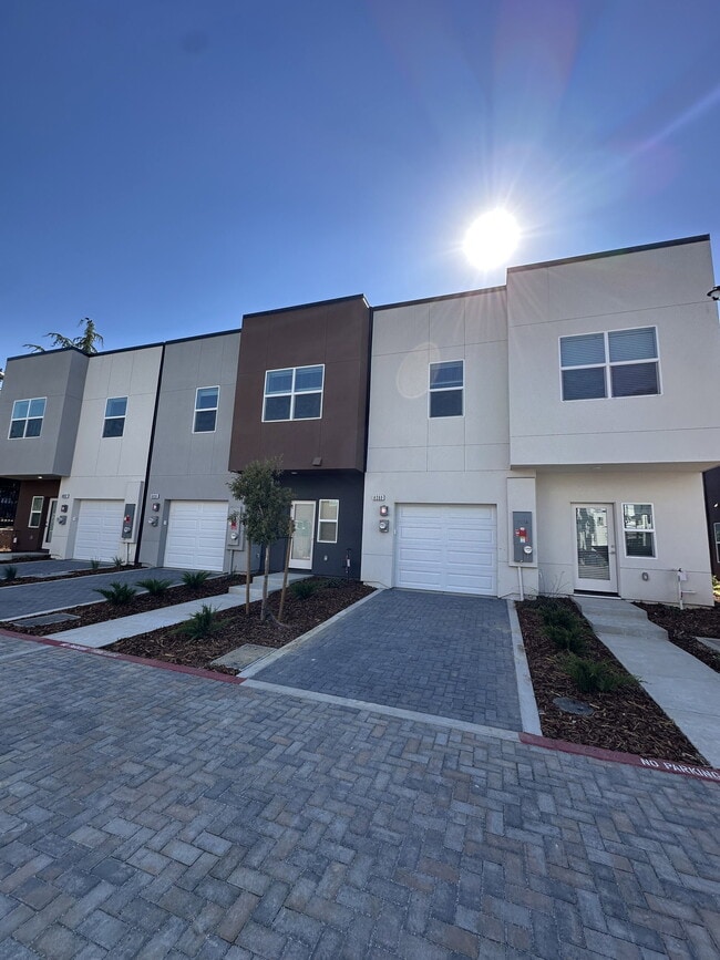 Building Photo - 8090 Quiet Knolls Dr
